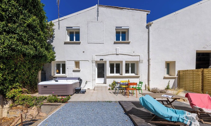 Vendres Villa | Elégante Demeure au Milieu du Domaine de La Yole, Chez Elo