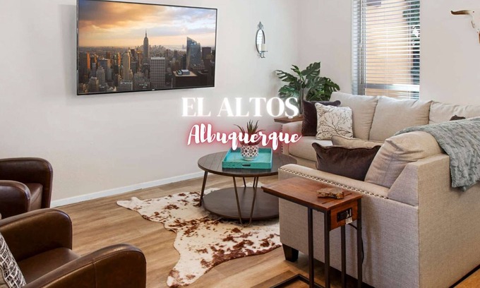 Northeast Heights House | El Altos - An Irvie Home with Summer Pool
