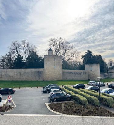 Surgeres Apartment | El Castillo Face au Château et Climatisé