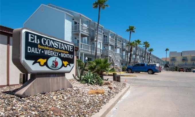 Corpus Christi House | El Constante 105