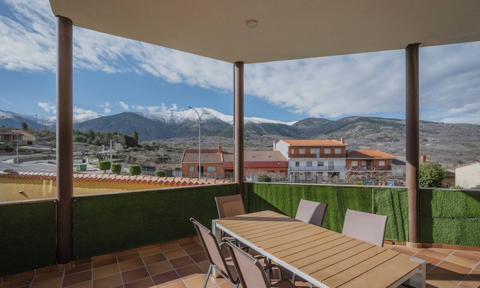 Villanueva de Avila House | El Encanto del Alberche 'Casa 1' with Mountain View, Shared Pool and Wi-Fi