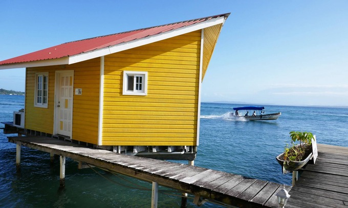 Carenero Island Cabin | El Faro del Colibri