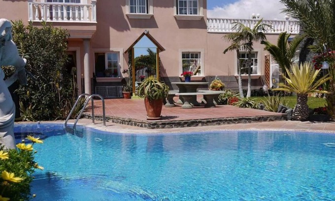 Arenas del Mar Apartment | El Médano Apartment with Breathtaking Pool Views