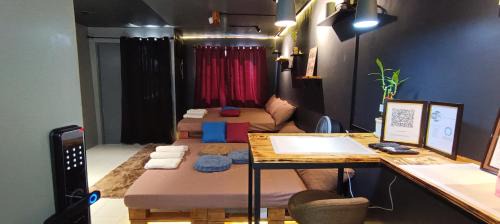 Balibago House | EL MEIR STAYCATION SMART CINEMA CABIN BESIDE ENCHANTED KiNGDOM