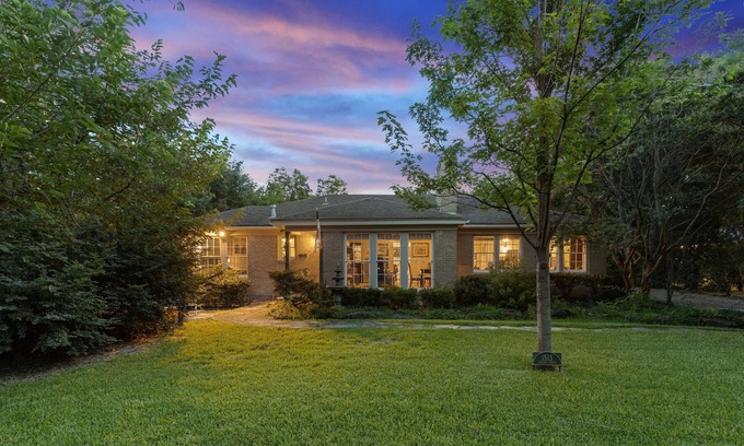 Dallas House | EL RANCHITO SERENO - HOME, LARGE PRIVATE GARDEN NEAR LAKE, MALL, RESTAURANTS