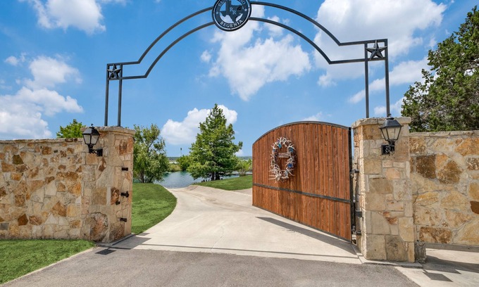Canyon Lake House | "El Rancho Regenia" Special - Book 3 nights, get 4th free- excludes all holidays