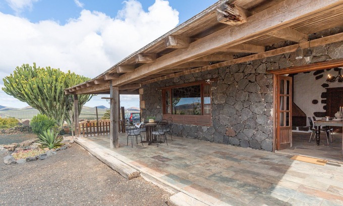 San Bartolome Villa | 'El Rincón de Guatisea' with Mountain View, Private Terrace and Wi-Fi