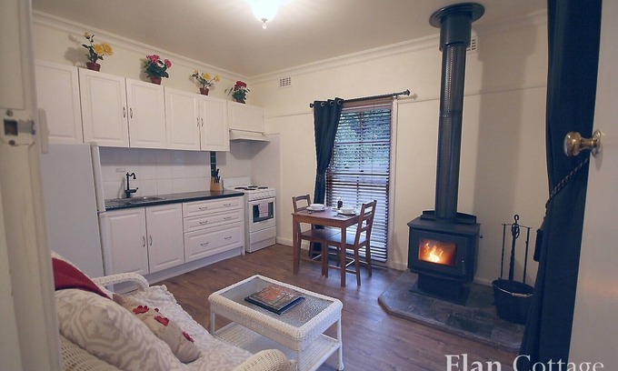Mount Dandenong Cottage | Elan Cottage with large corner spa