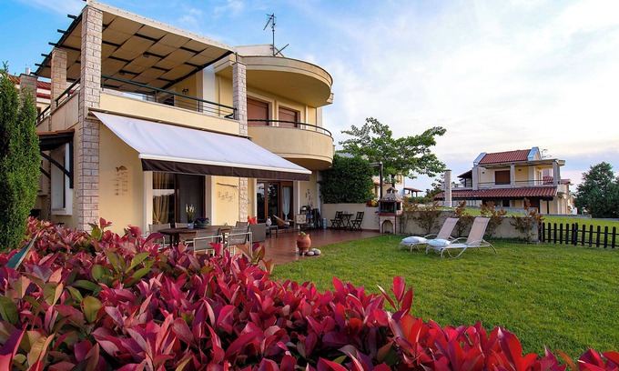 Siviri House | Elani Hill Summer Villa by Luxlikehome