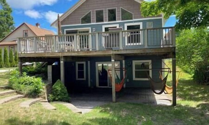 Elberta House | Elberta Bluffs Cottage