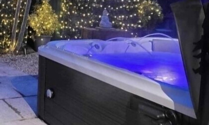 Low Catton House | Elckys stunning HOT TUB lodge York with secure garden and kids play area