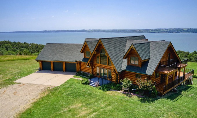 West Yankton House | Eldorado Lodge. Luxurious House Overlooking Lewis & Clark Lake. 40 Acres=Privacy