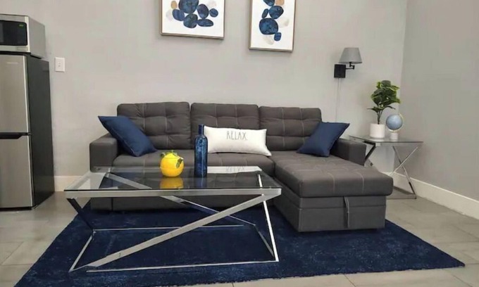 Las Vegas House | Elegant 1 Bedroom Guesthouse w/ Living Room and Kitchen.