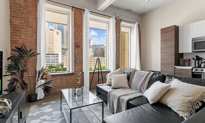 Downtown Dallas Apartment | Elegant 1BD | DT Dallas | Sleeps 4 | Free Parking