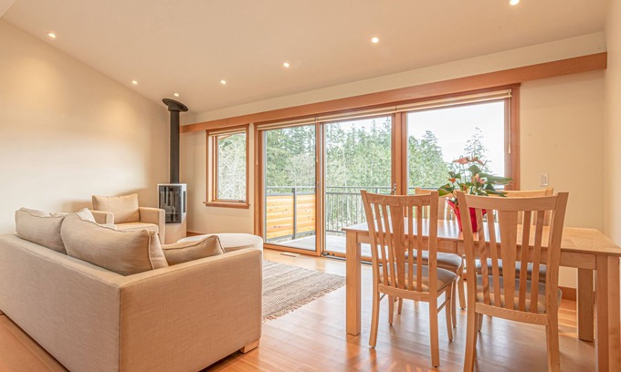 Salt Spring Island Apartment | Elegant 2-bedroom apartment on Salt Spring Island, with ocean-view deck.