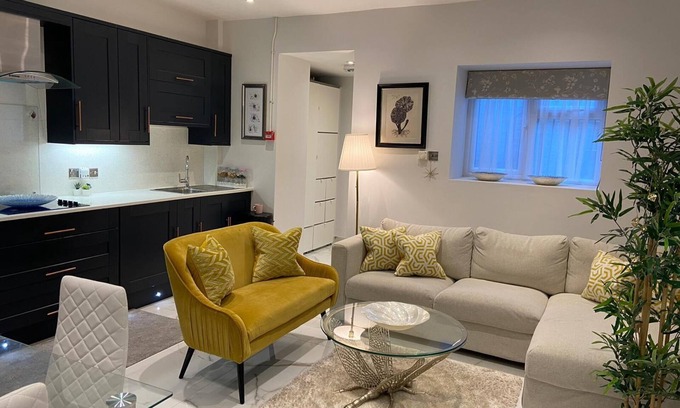 Chiswick Riverside Apartment | Elegant 2 Bed Flat in Chiswick High Road