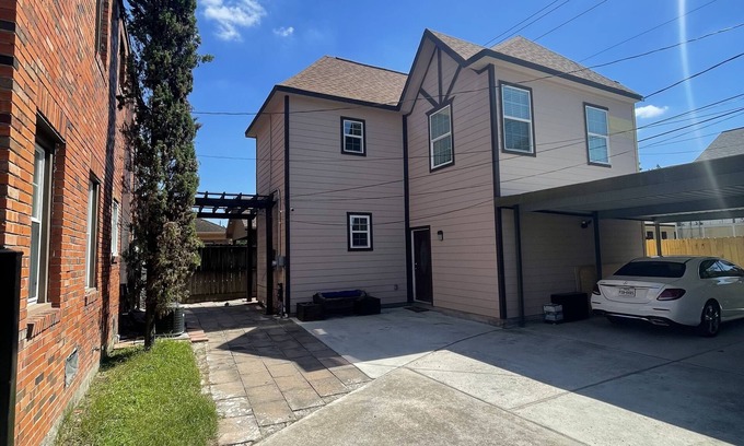 MacGregor House | Elegant 2 Bedroom 2 bathroom house in the museum district