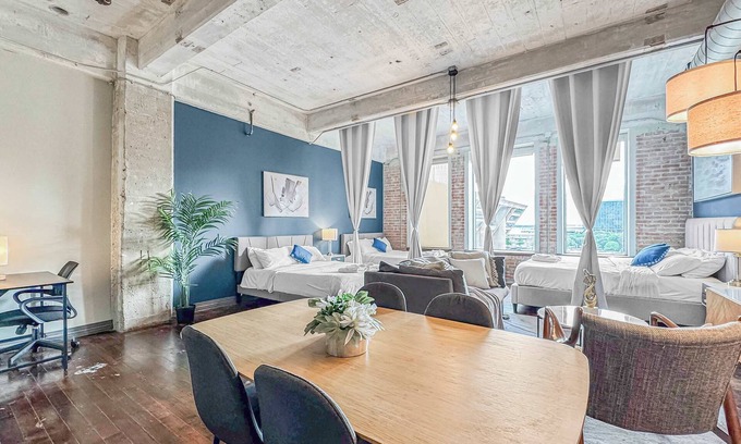 Downtown Dallas Apartment | Elegant 2BD | DT Dallas | Sleeps 16 | Free Parking