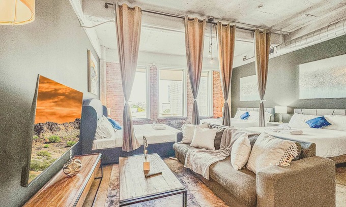 Downtown Dallas Apartment | Elegant 2BD | DT Dallas | Sleeps 16 | Free Parking