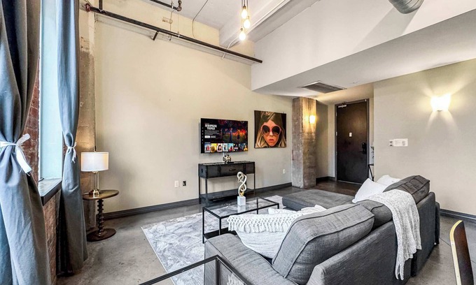 Downtown Dallas Apartment | Elegant 2BD | DT Dallas | Sleeps 5 | Free Parking