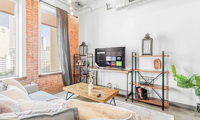 Downtown Dallas Apartment | Elegant 2BD | DT Dallas | Sleeps 6 | Free Parking