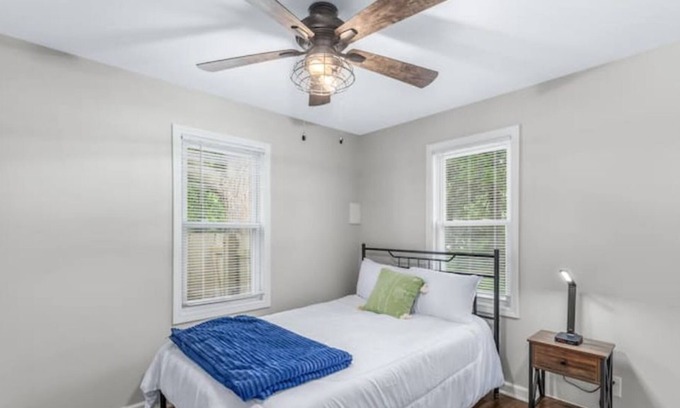 Drayton Plains House | Elegant 3 Bedroom LakeHouse