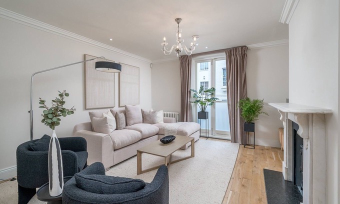 Knightsbridge House | ​Elegant 3-Bed Knightsbridge House with Terrace