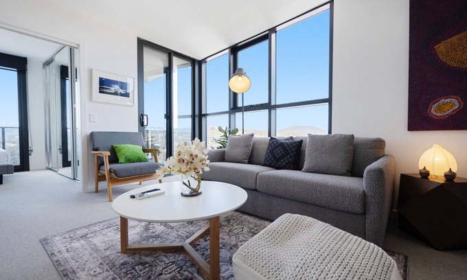 Belconnen Apartment | Elegant 3-Bed with Stunning Views, Close to Shops