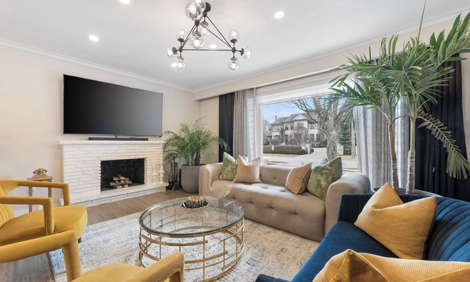 Richmond Hill House | Elegant 3-Bedroom & 2 Bathroom Bungalow Villa with Private Hot Tub