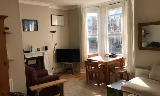 Stroud Green Apartment | Elegant 3bed Crouchend in style with roof terrace