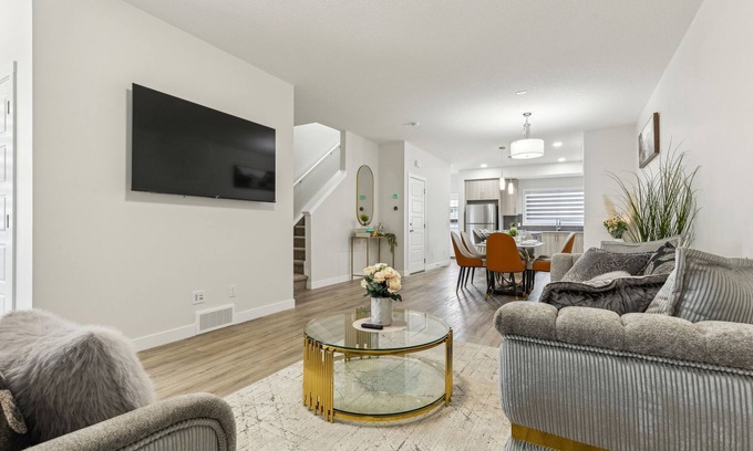 Southwest Calgary House | Elegant 3bed Escape - 15 Mins to Downtown
