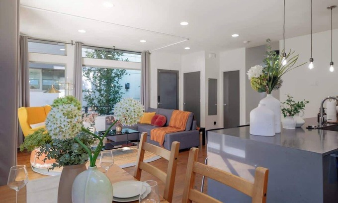 Roosevelt House | Elegant 3BR Home by UW w/AC – Trendy & Spacious