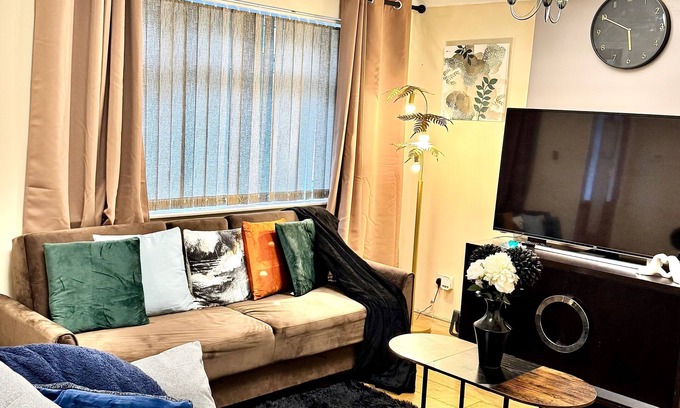 Sittingbourne House | Elegant 3Br w/Free parking, Garden, Pet Friendly
