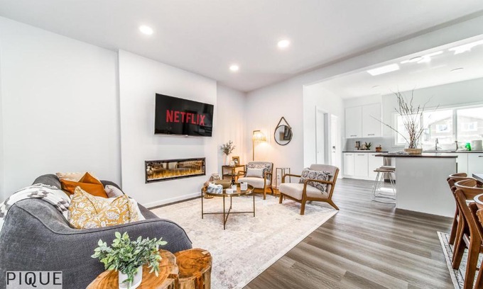 Southwest Edmonton House | Elegant 4 BDRM Ravine Home I w King Bed I Fireplace I Foosball & Fast WiFi!