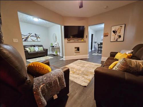Hough House | Elegant 4 Bed Room at Cleveland Clinic Area