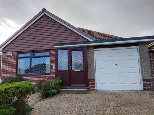 Woodingdean House | Elegant 4 Bedroom Brighton Home - Near South Downs - Stunning Sea Views - Pool Table - Free Parking for 4 Cars