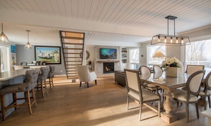 The Blue Mountains Cottage | Elegant 4 bedroom waterfront home with hot tub