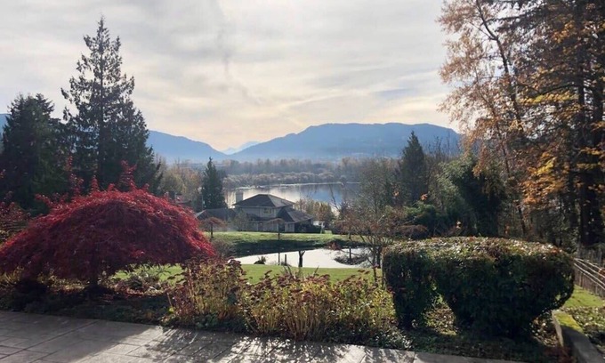 Issaquah Villa | Elegant 4400sf Villa w/Lk. & Mt. view | Sammamish