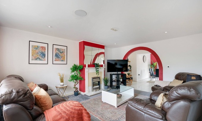 Langley Marish House | Elegant 5-Bed Home w/Garden & Parking - Slough