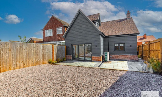 Ashby-de-la-Zouch Apartment | Elegant 5-Bed House with Ensuite Rooms