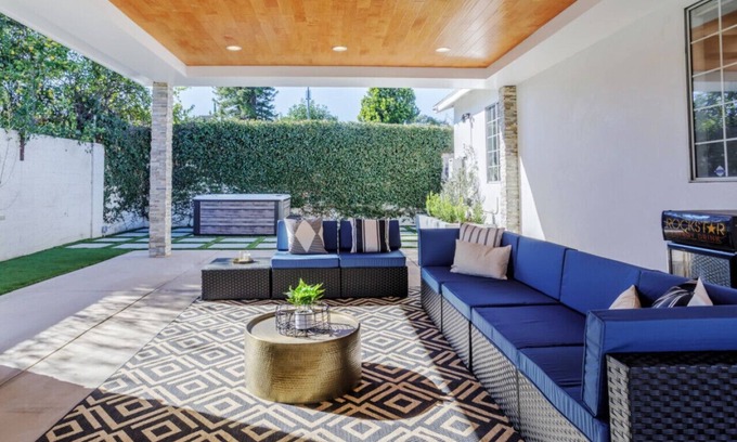 Valley Glen House | Elegant 5 Bedroom Hot Tub Private Parking