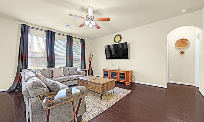 Conroe House | Elegant 5 bedrooms vacation home