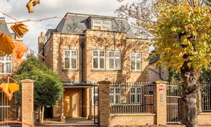 Finchley Church End House | Elegant 5BR/4BA w/Gym/Cinema/Games