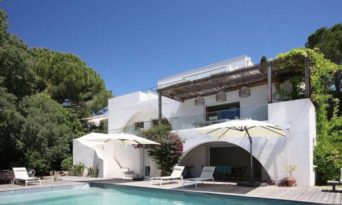 Aiguelongue House | Elegant 6-Bedroom Oasis near the Beaches of Montpellier