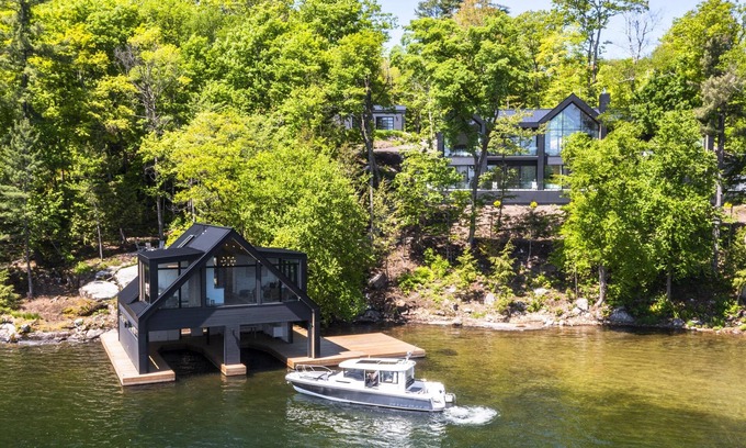 Seguin Cottage | Elegant 7 bed 8 bath cottage on Lake Joseph