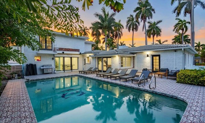 Parkside House | Elegant 7B Pool 15 min walk beach