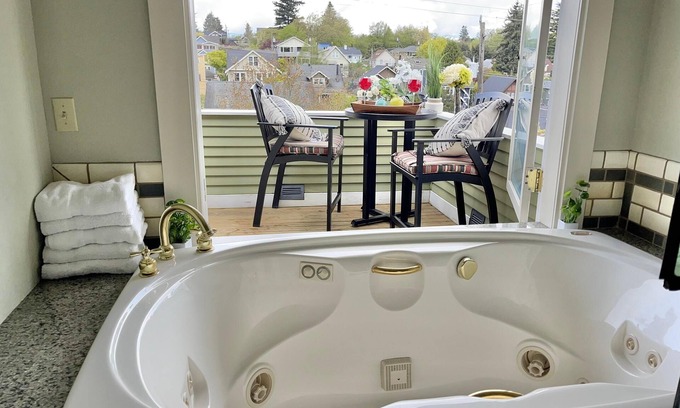 East Queen Anne House | Elegant 7BR/4BA Queen Anne Home | Walkable & Perfect for Groups