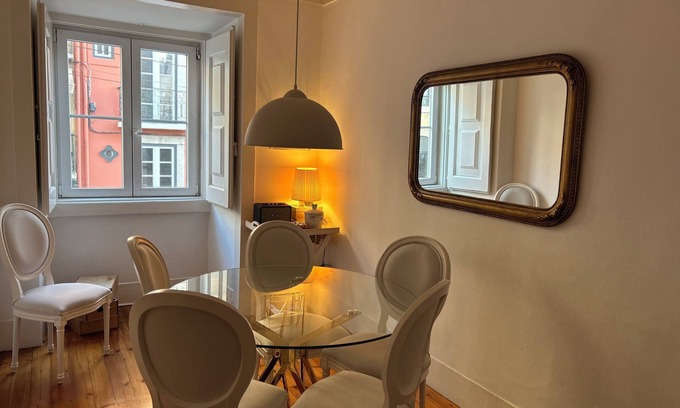 Misericordia Apartment | Elegant and Bright Apartment in the Heart of Lisbon