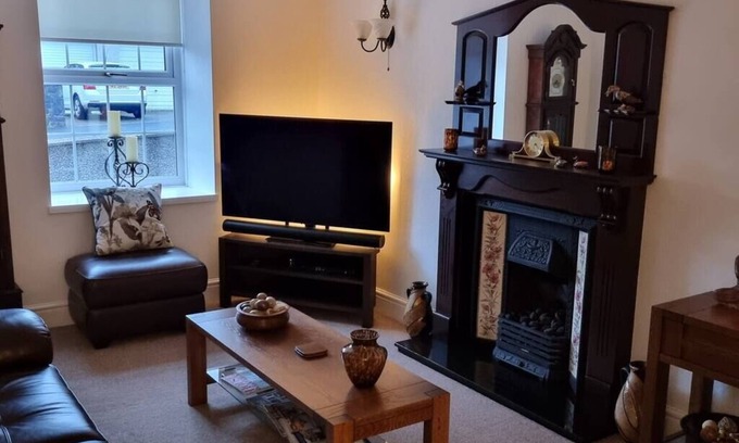 Bont Newydd House | Elegant and Spacious Four Bedroomed Residential House, Great place to anchor to visit Snowdonia and