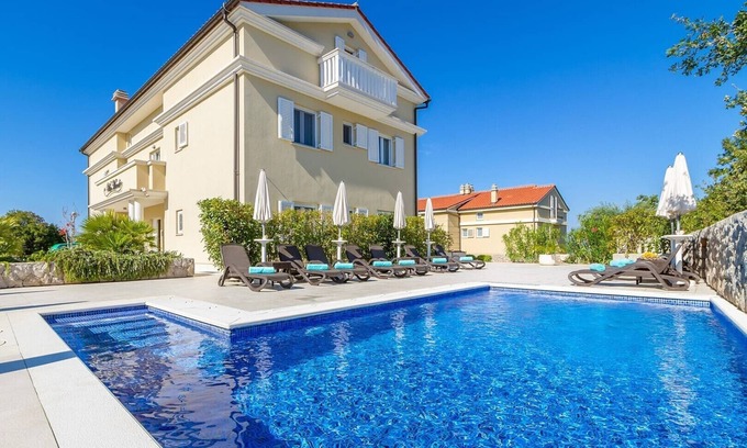 Zidarici Apartment | Elegant apartment Mande 3 in villa with a pool on Krk